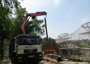 Nákladní autodoprava s hydraulickou rukou