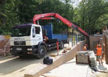 Nákladní autodoprava s hydraulickou rukou