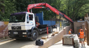 Nákladní autodoprava s hydraulickou rukou